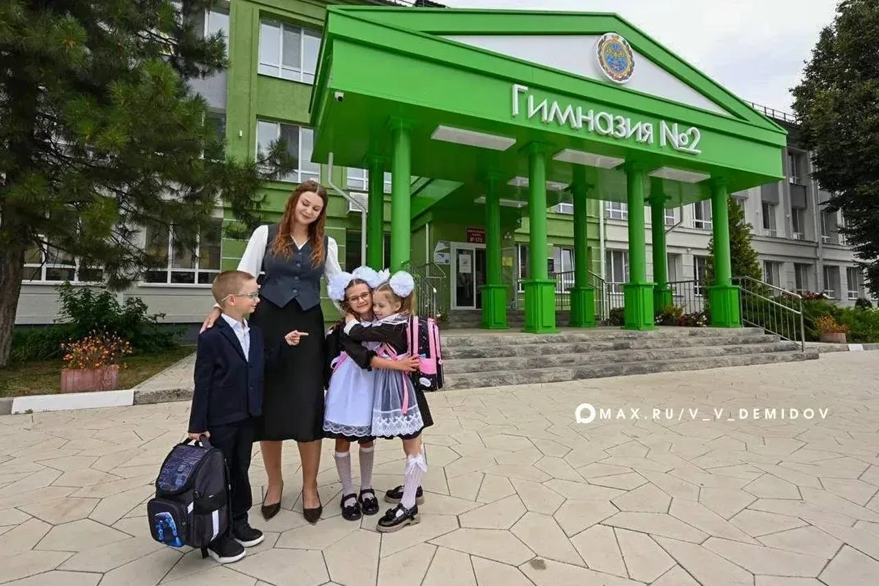Мэр Белгорода Валентин Демидов поздравил педагогов с Днём учителя.
