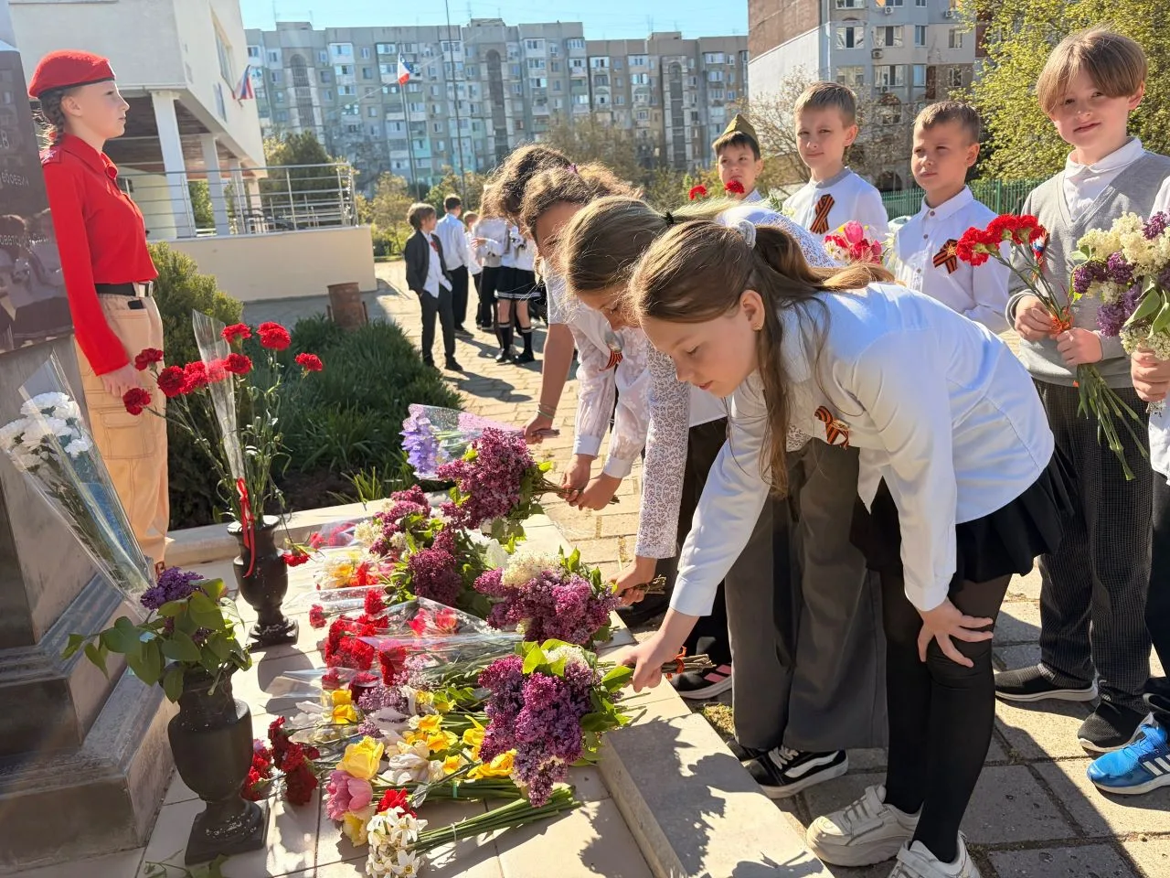 💐«Цветы у обелиска»💐  ⭐️В преддверии 9 Мая учащиеся нашей школы с гордостью присоединились к Всеросс