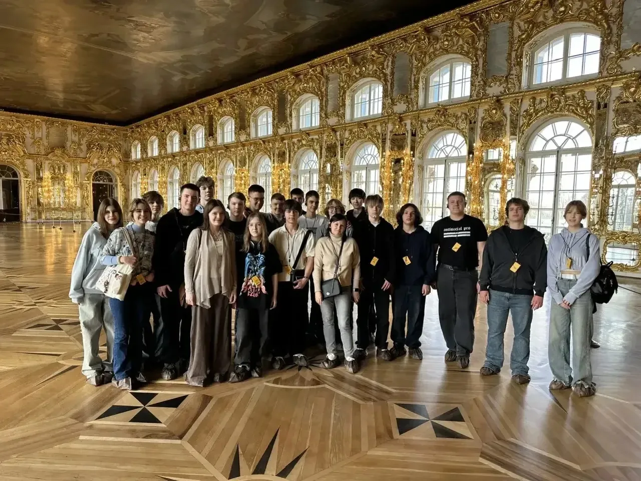 🏛️📚 Каникулы с пользой! 🚀  Пока кто-то отдыхал на диване, наши десятиклассники отправились в культур