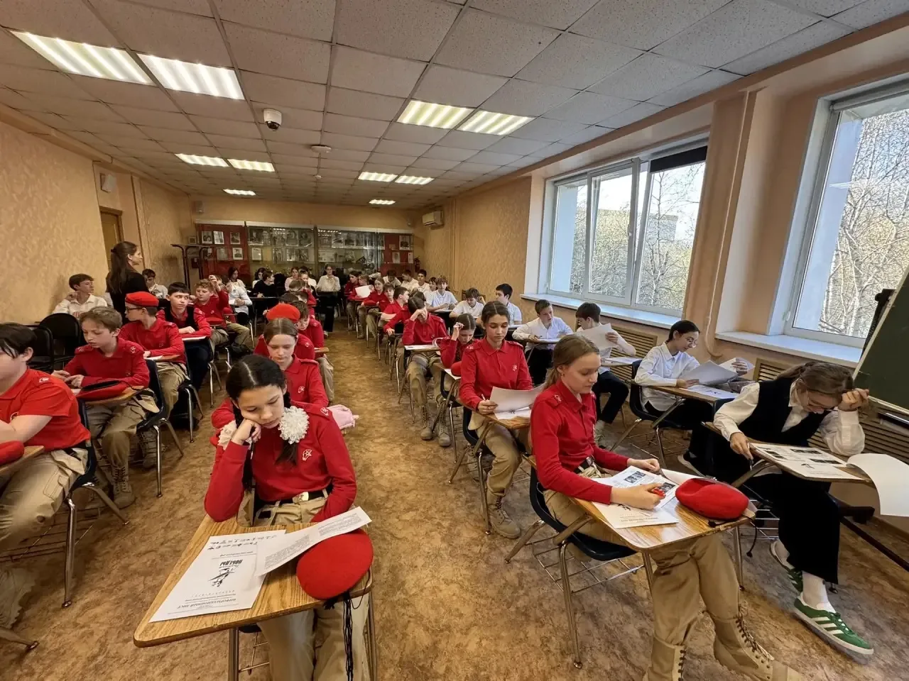 🇷🇺 Память сильнее времени: 6-классники написали «Диктант Победы» ✍️📜  Сегодня ученики 6 класса нашей