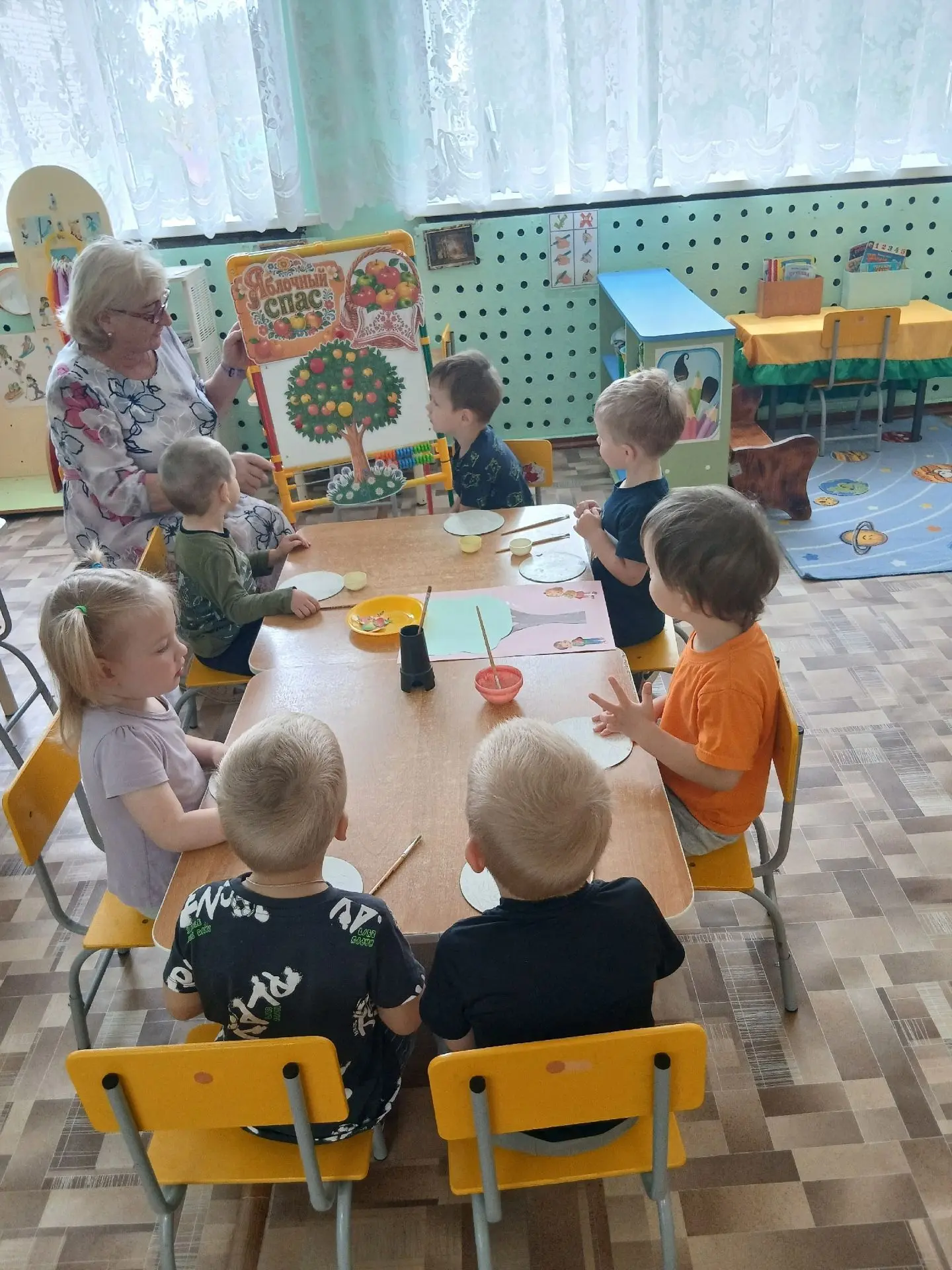 Яблок всех полны корзины