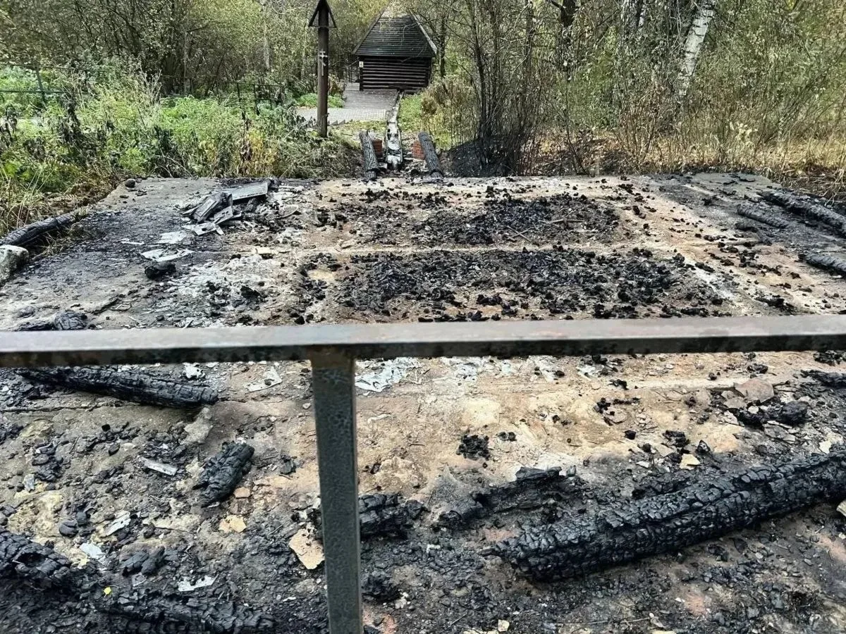 МЕСТО МОЛИТВ ПРЕВРАТИЛОСЬ В ПЕПЕЛ. Часовню Святого Пантелеимона сожгли неизвестные в Та...
