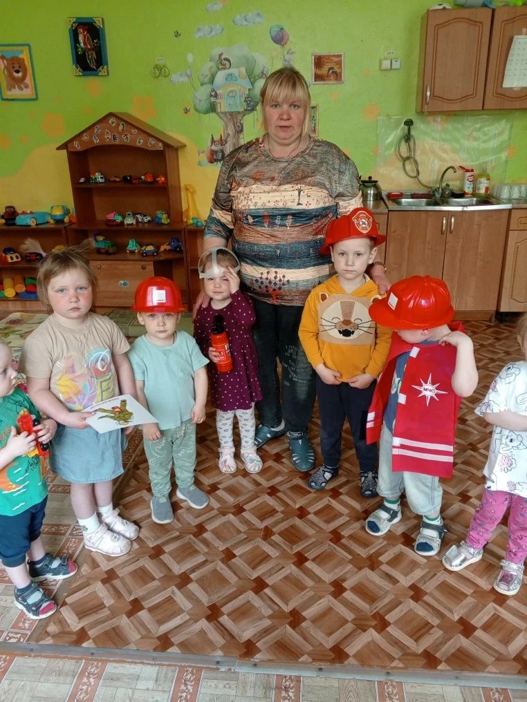 В младшей группе была проведена беседа по ознакомлению с профессией пожарный, с детьми ...