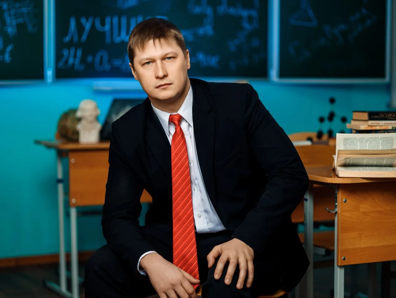 От лица всего педагогического коллектива и администрации школы поздравляю с днём рождения учителя ис