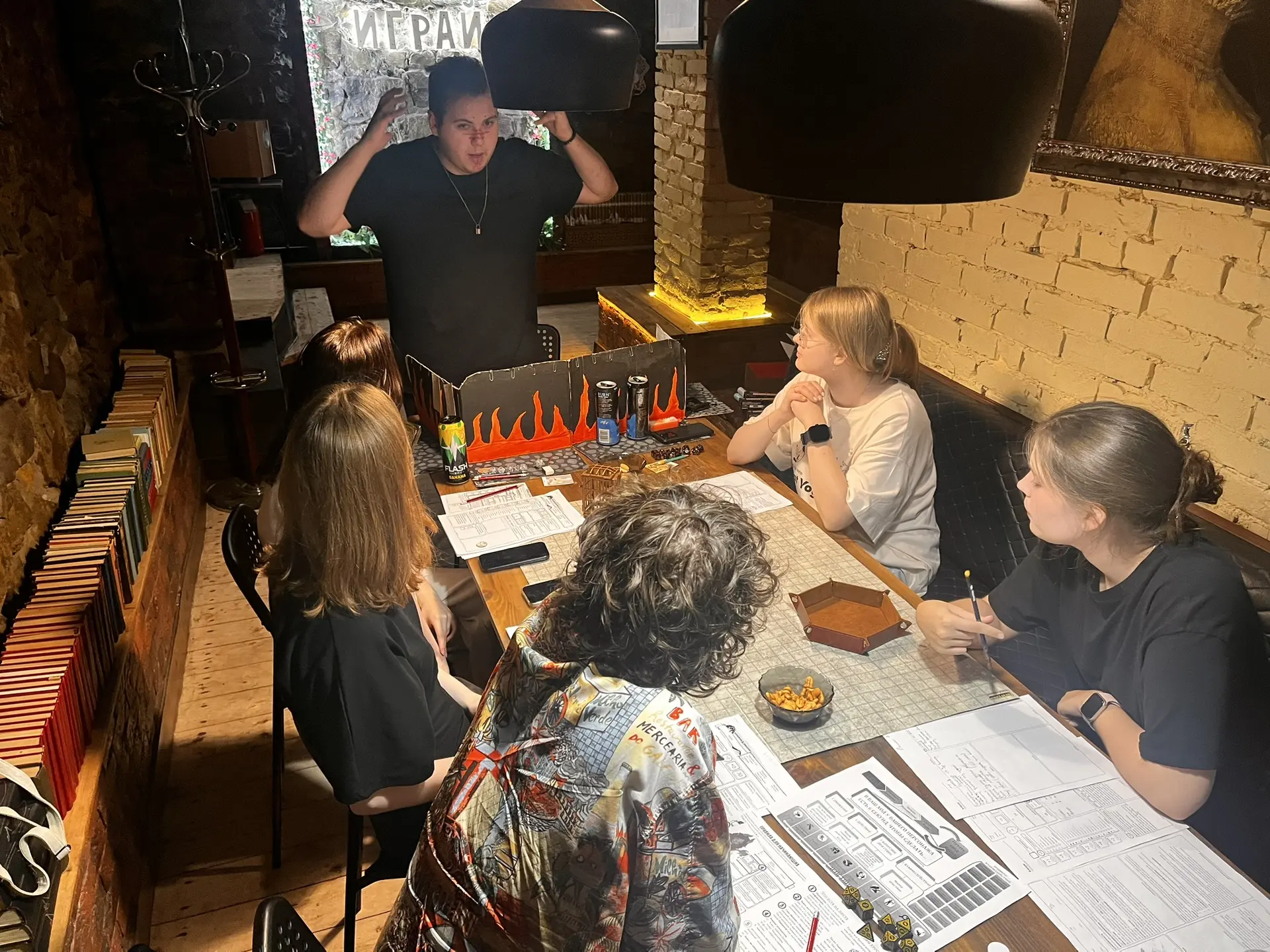 🎲 D&D — это когда твой лучший друг внезапно решает подружиться с подозрительным гоблин...