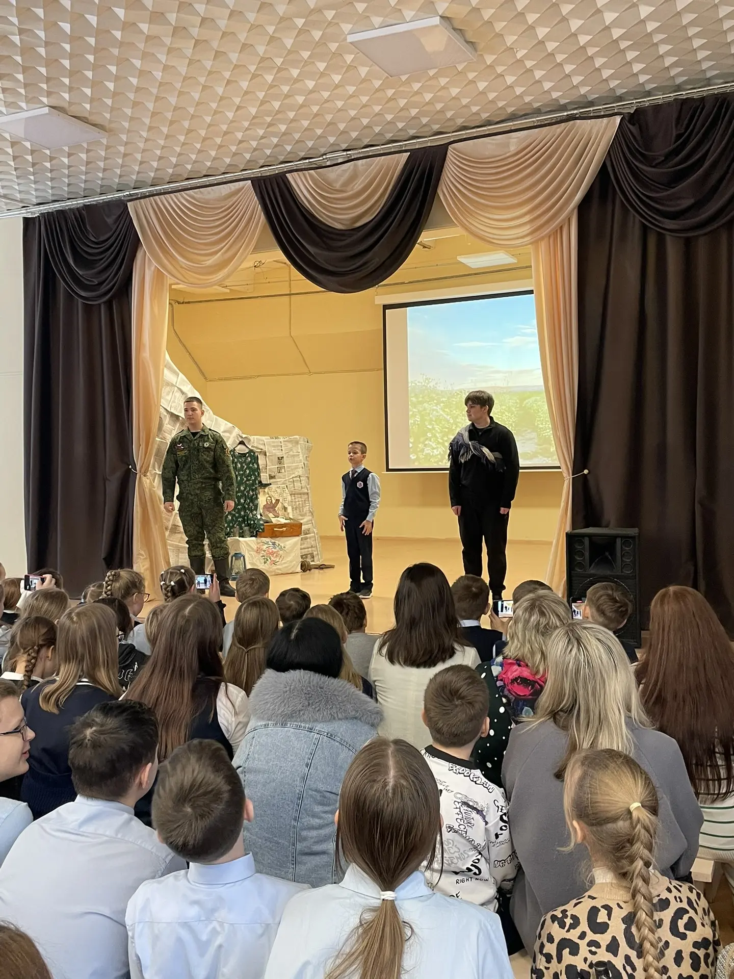 🎭30 января в нашей школе прошел концерт с театрализованным представлением  «Блокадной памяти страниц