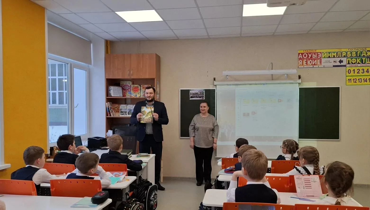 📢 День молодого избирателя в нашем классе! 🇷🇺  Сегодня у нас был необычный и очень важный урок! К на