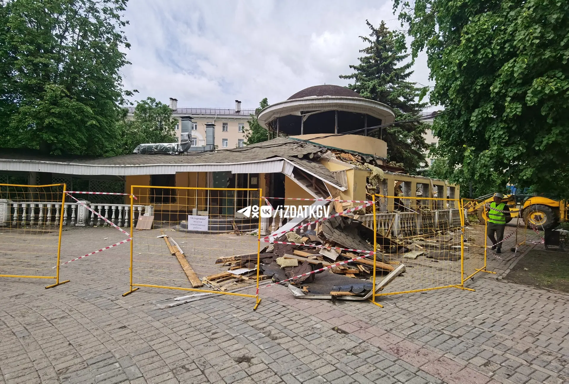 🚧 Начался снос кафе «Бургер Кинг» на Театралке в Калуге  Ранее «КГВ» сообщали, что в апреле точка ре