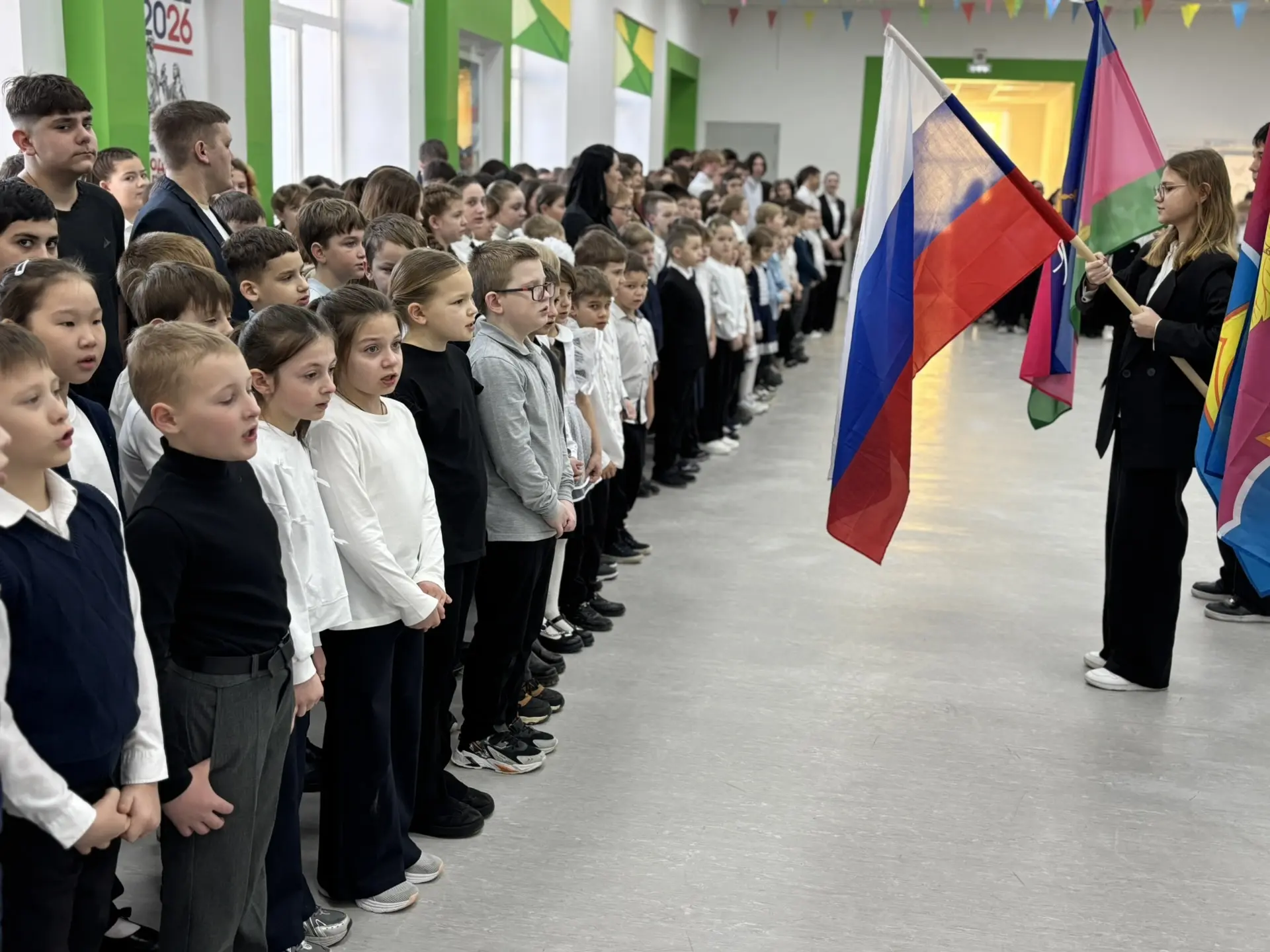 Неделя в МБОУ СОШ №3 началась с патриотизма и важных разговоров! 🇷🇺✨   Начало новой учебной недели в