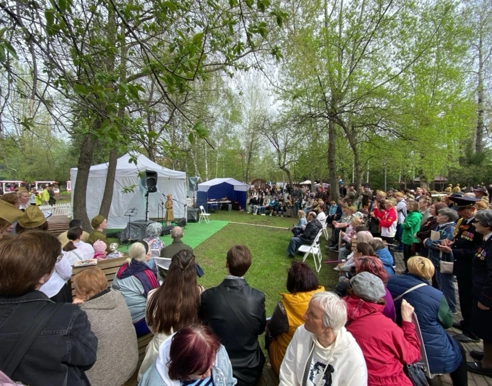 9 мая в Городском саду прошла ежегодная музыкально‑поэтическая площадка "Солдатский при...
