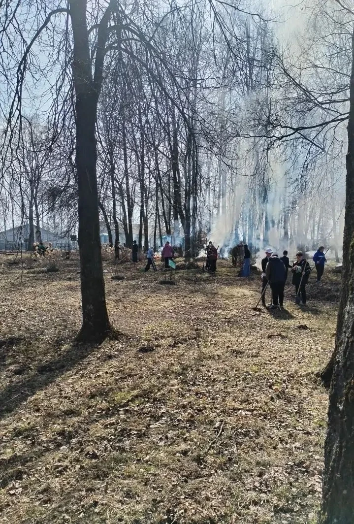 🌿 Сегодня в нашей школе прошёл традиционный весенний субботник по уборке пришкольной  и прилегающей