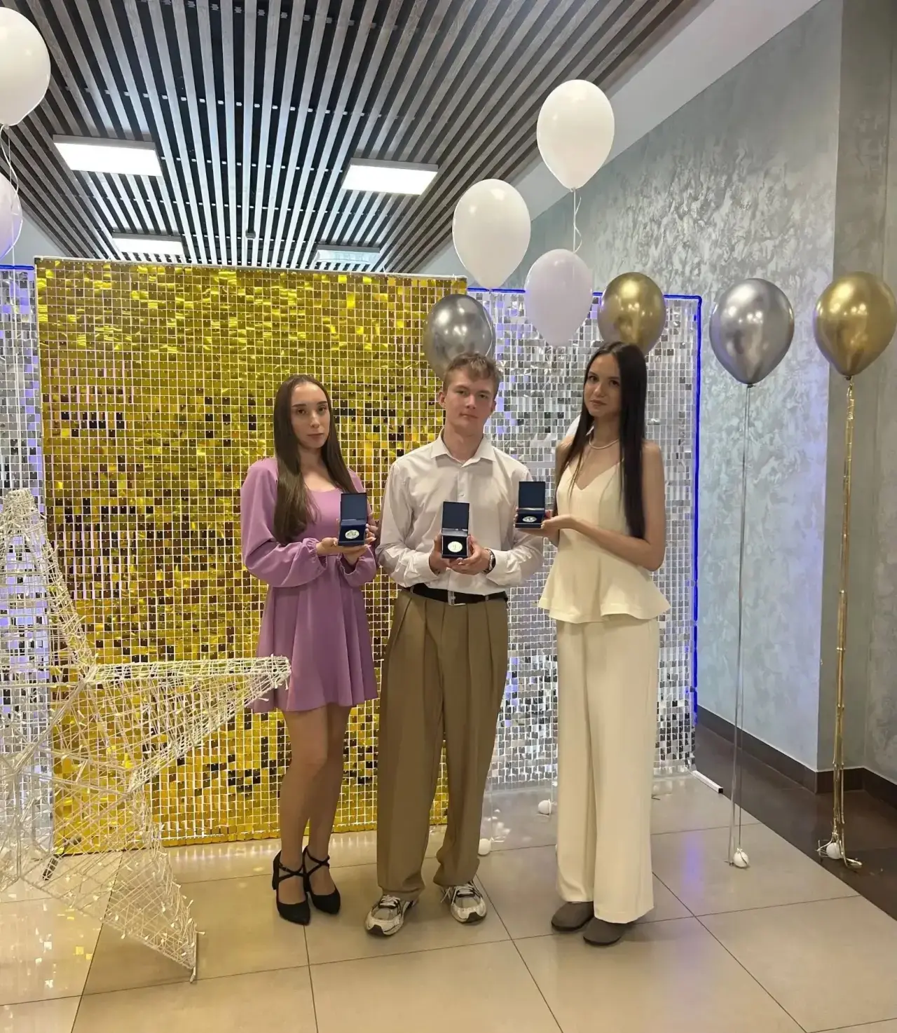 🎖️ Виват, медалисты!

📚3 июля состоялась городская торжественная церемония вручения медалей «Виват