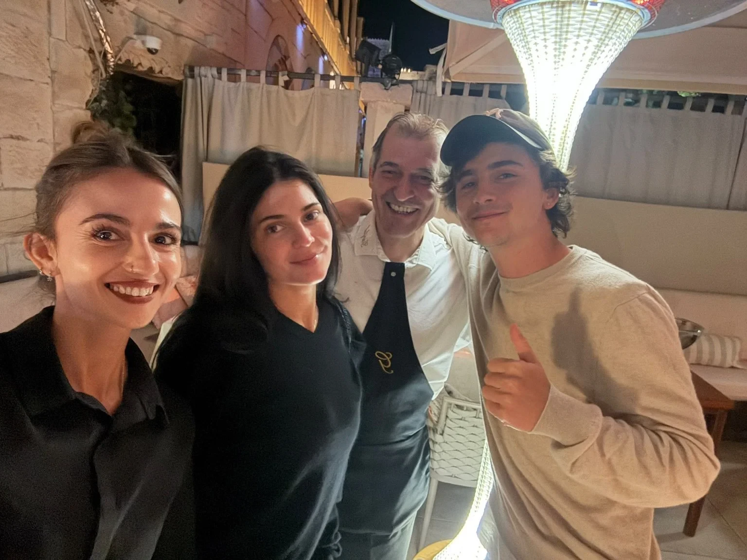 🥰 Кайли Дженнер без макияжа снялась с официантами в Хорватии