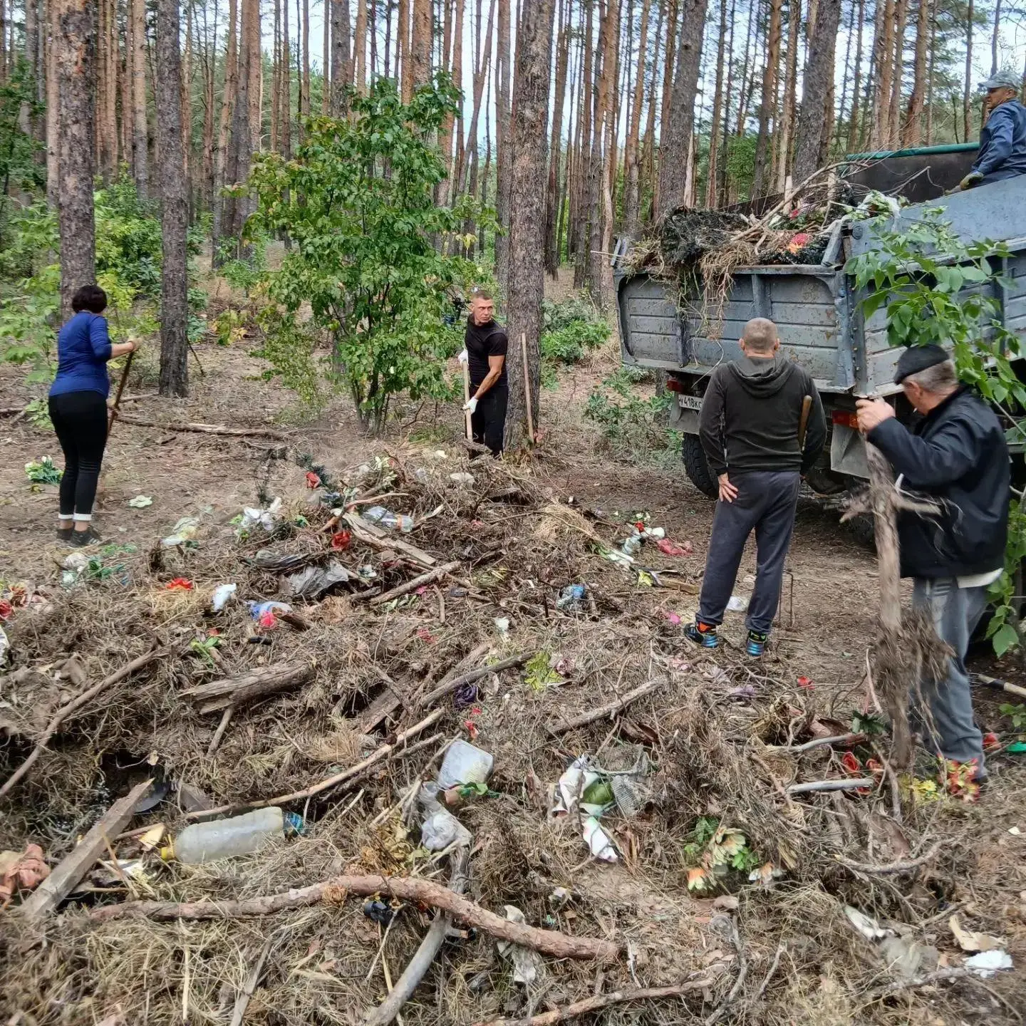 Сотрудники МБУ  "Ритуальная Служба" провели работы по очистке территории кладбища в сел...