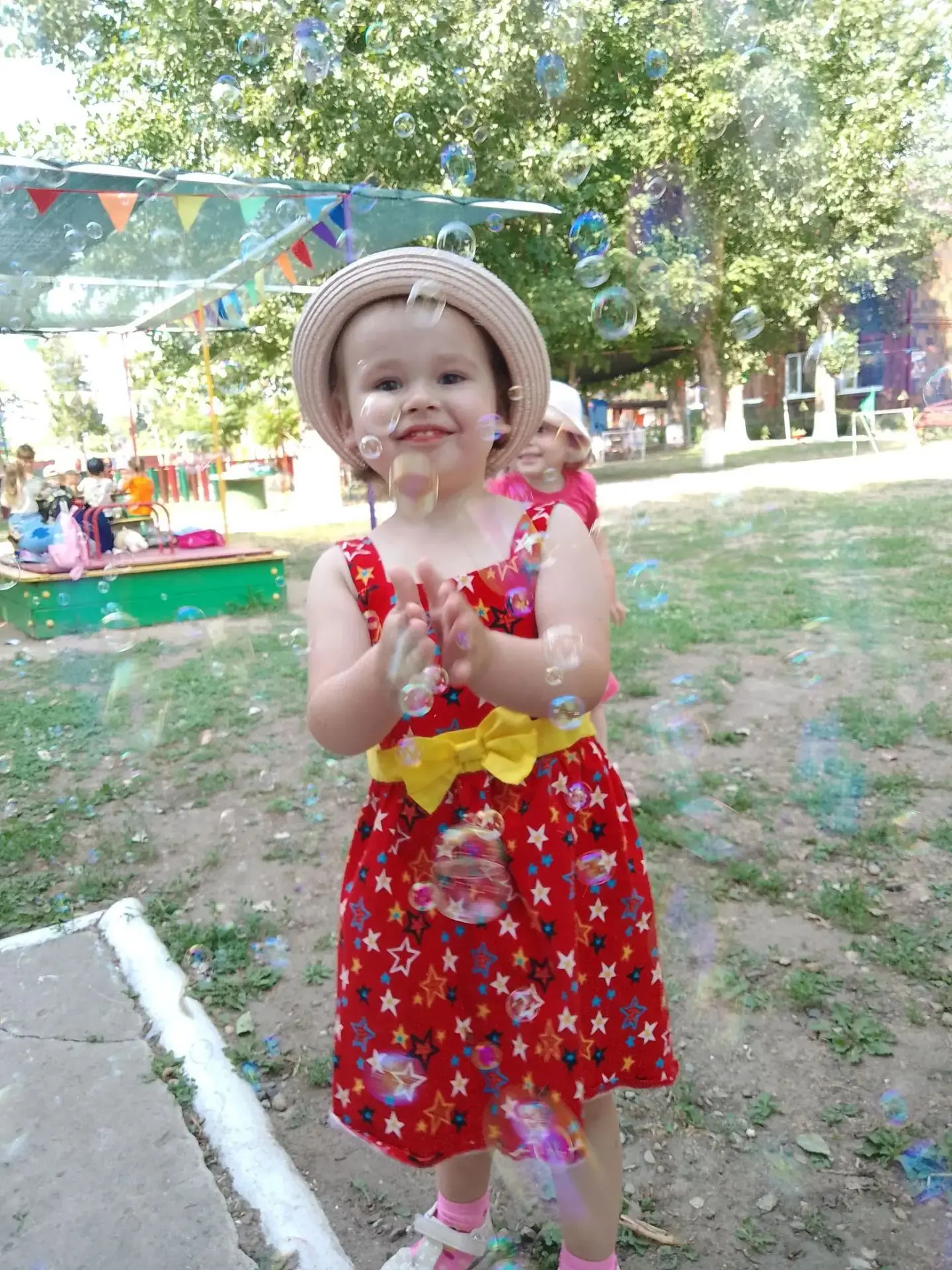 Сегодня во второй младшей группе  был День мыльных пузырей! 🥰🤩🎉Какие разные были у нас пузыри и б