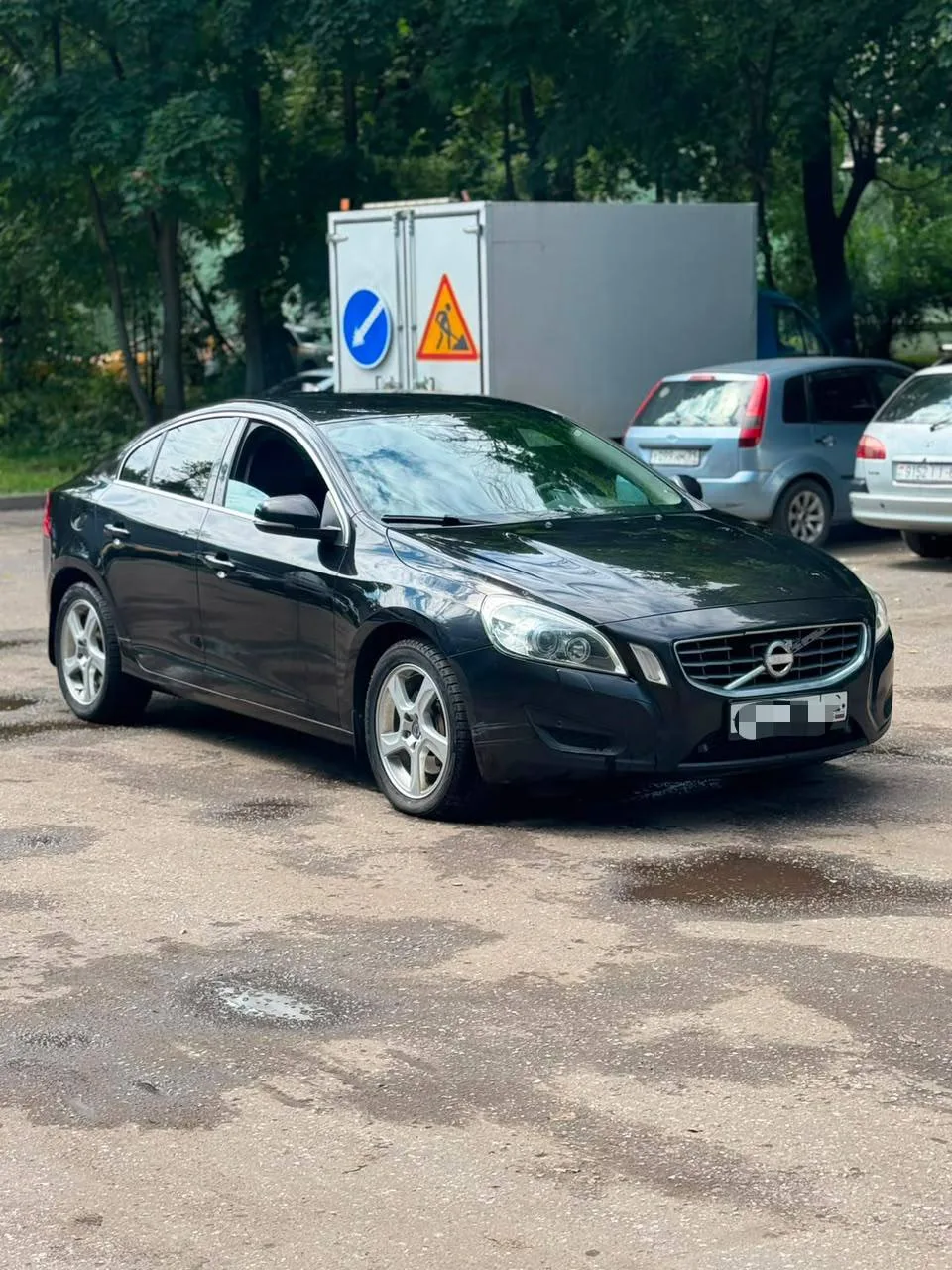 Volvo S60 
2,5 атмосферник 12 год 

все доки все ключи 
Полноценный автомат 
Обычная запретка без за