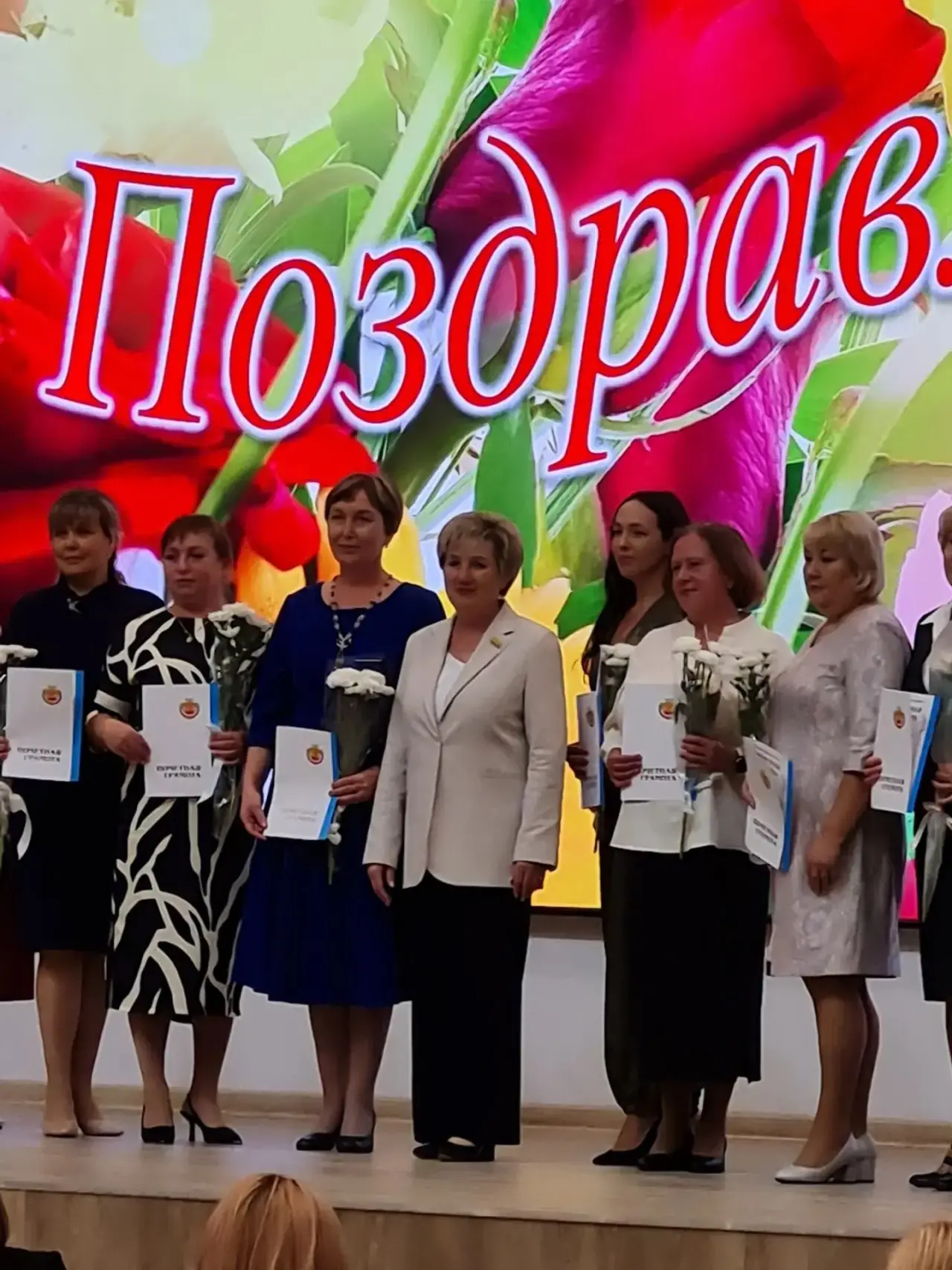 🔔 Наша гордость! Педагоги СОШ № 19 отмечены высокими наградами на городской августовск...