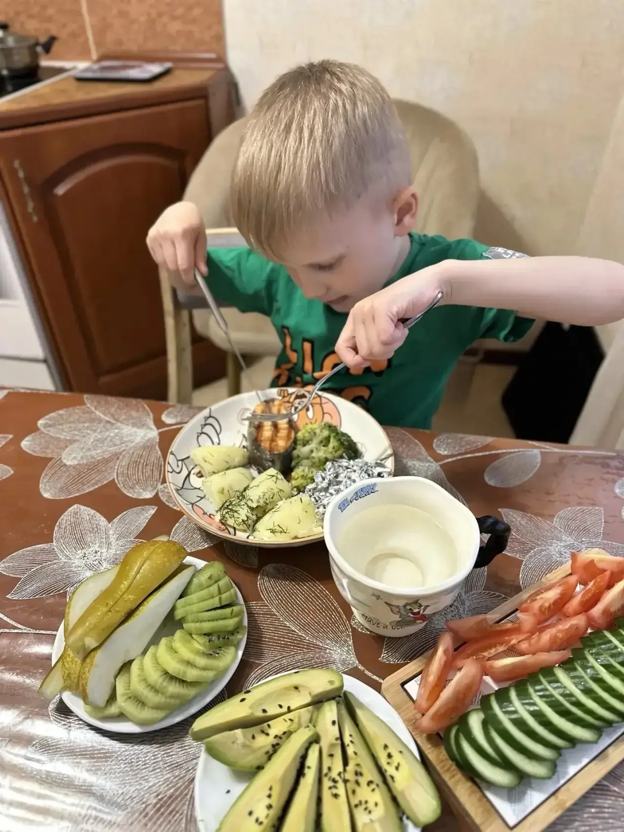 Человеку нужно есть,🥒