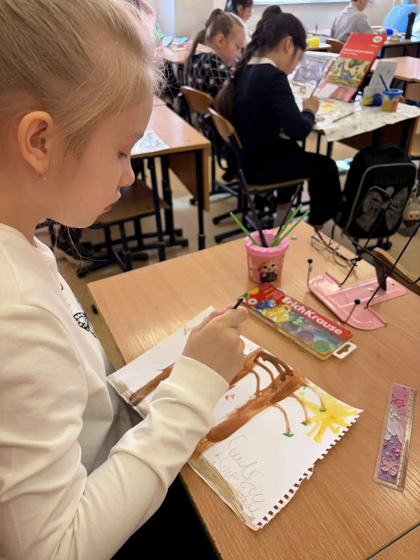 🎨✨ 2 «Г» класс: выставка «Мой самый счастливый день» В нашем 2 «Г» классе прошла удивительная выстав