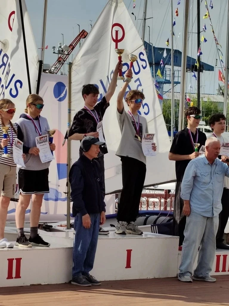 ⭐️🌊🇷🇺 В День России прошла регата «Паруса России»! ⛵️ В полдень стартовали соревнования на швертб