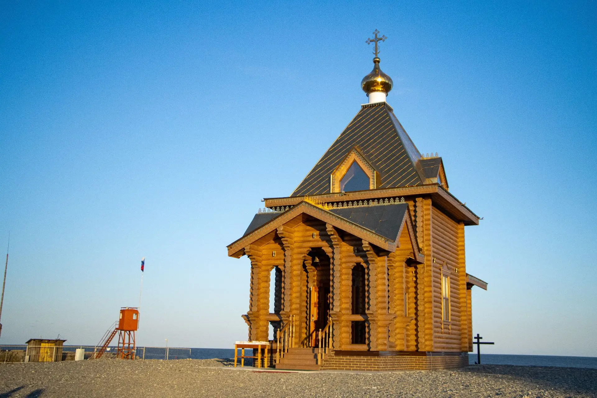 На берегу Охотского моря в посёлке Киран открылась для людей деревянная часовня во имя ...
