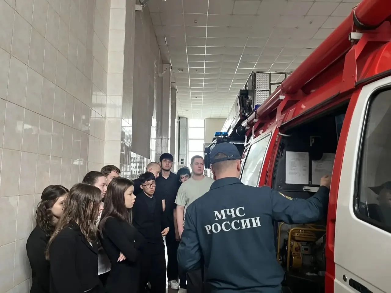 #Профориентация   👩‍🚒НА ЭКСКУРСИИ В ПОЖАРНОЙ ЧАСТИ👩‍🚒  Ученики 10б класса  побывали на экскурсии в п