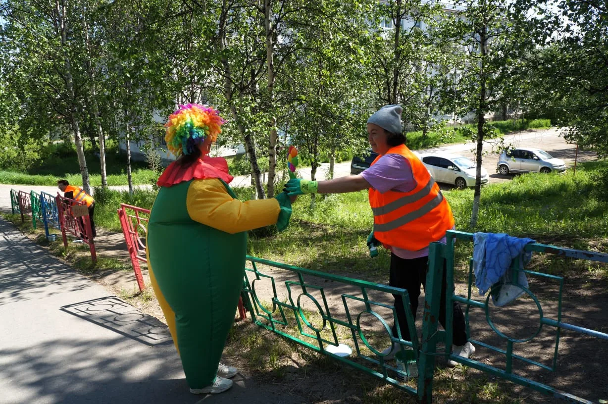 🌼✨ Сегодня сотрудники Центра досуга в ярких ростовых костюмах подарили жителям поселка Сокол настоя