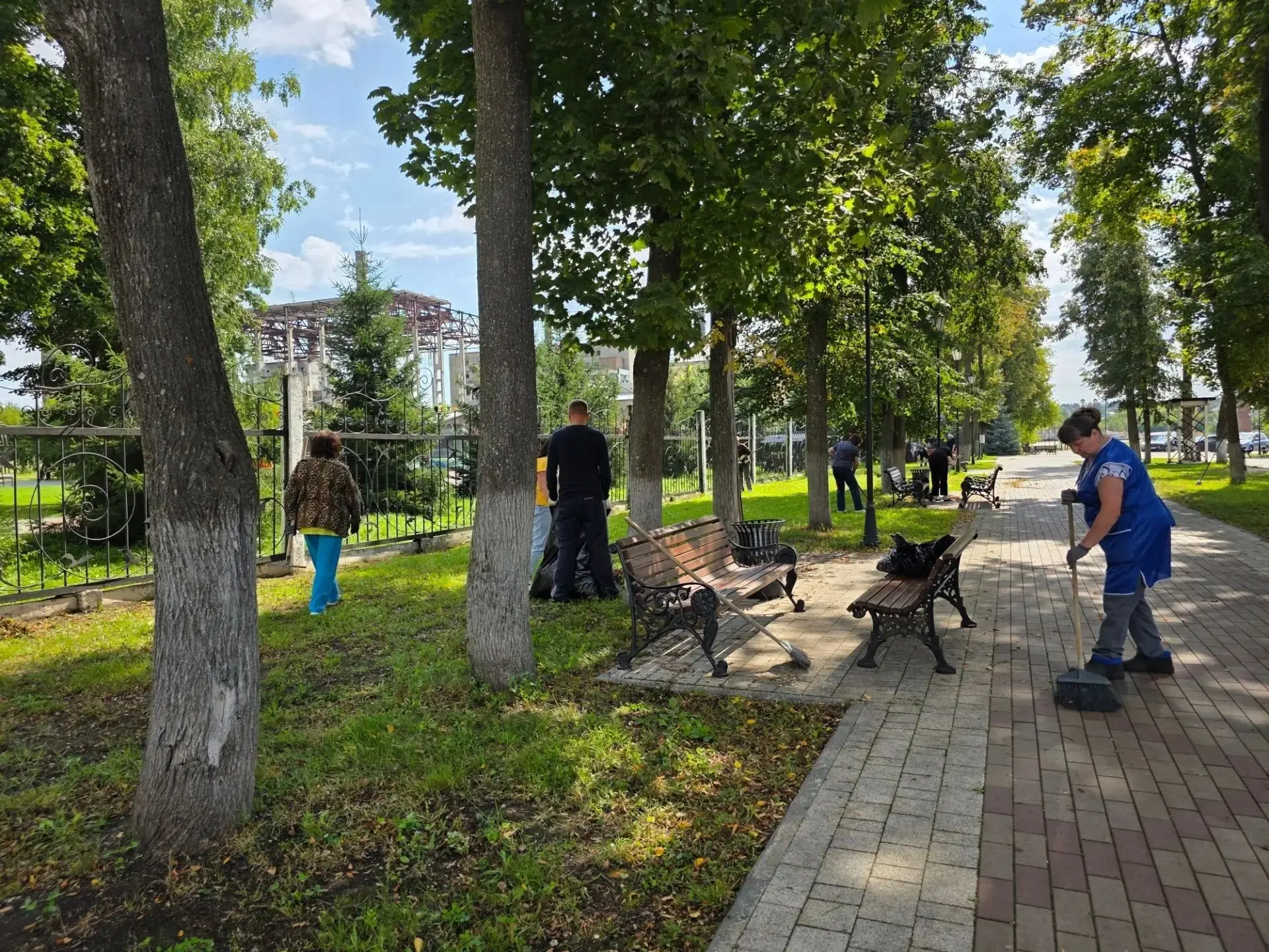 Сегодня наши сотрудники вышли на уборку и взялись за благоустройство территории. 💪С ме...