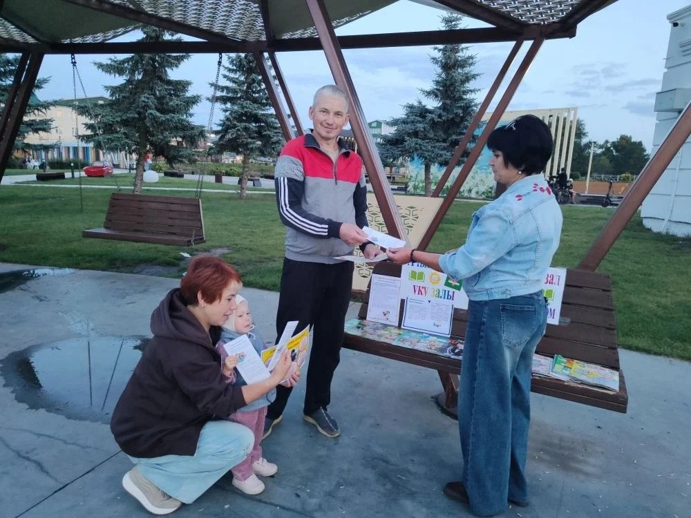 На Комсомольской площади библиотекарь Центральной детской библиотеки имени С. В. Михалк...