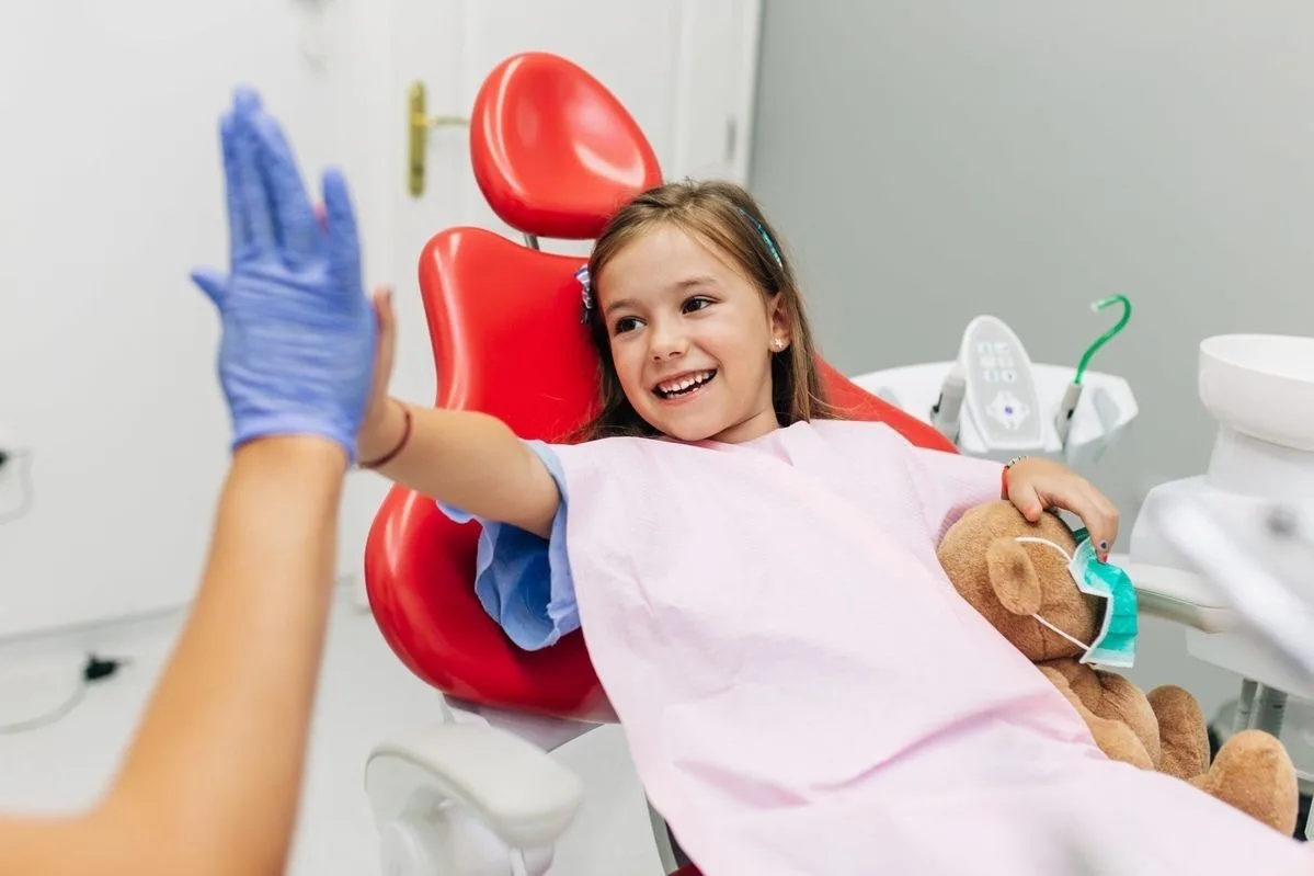🦷 Когда впервые вести ребёнка к стоматологу и как часто посещать врача?