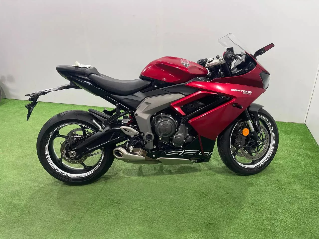 TRIUMPH DAYTONA 660 в наличии во Владивостоке  Характеристики:  - 2024 год - объем 660 см3 - Аукцион