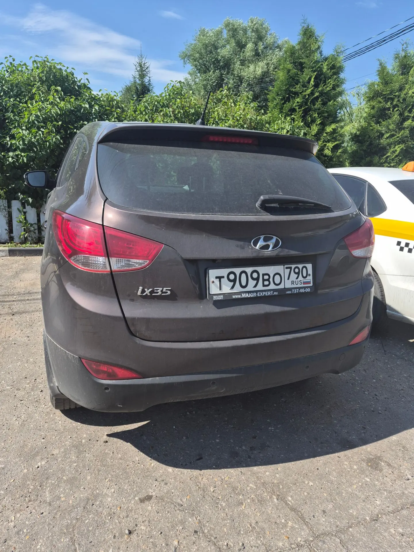 Прошу собственников срочно убрать свои авто с парковки на вьезде в поселок для проведен...