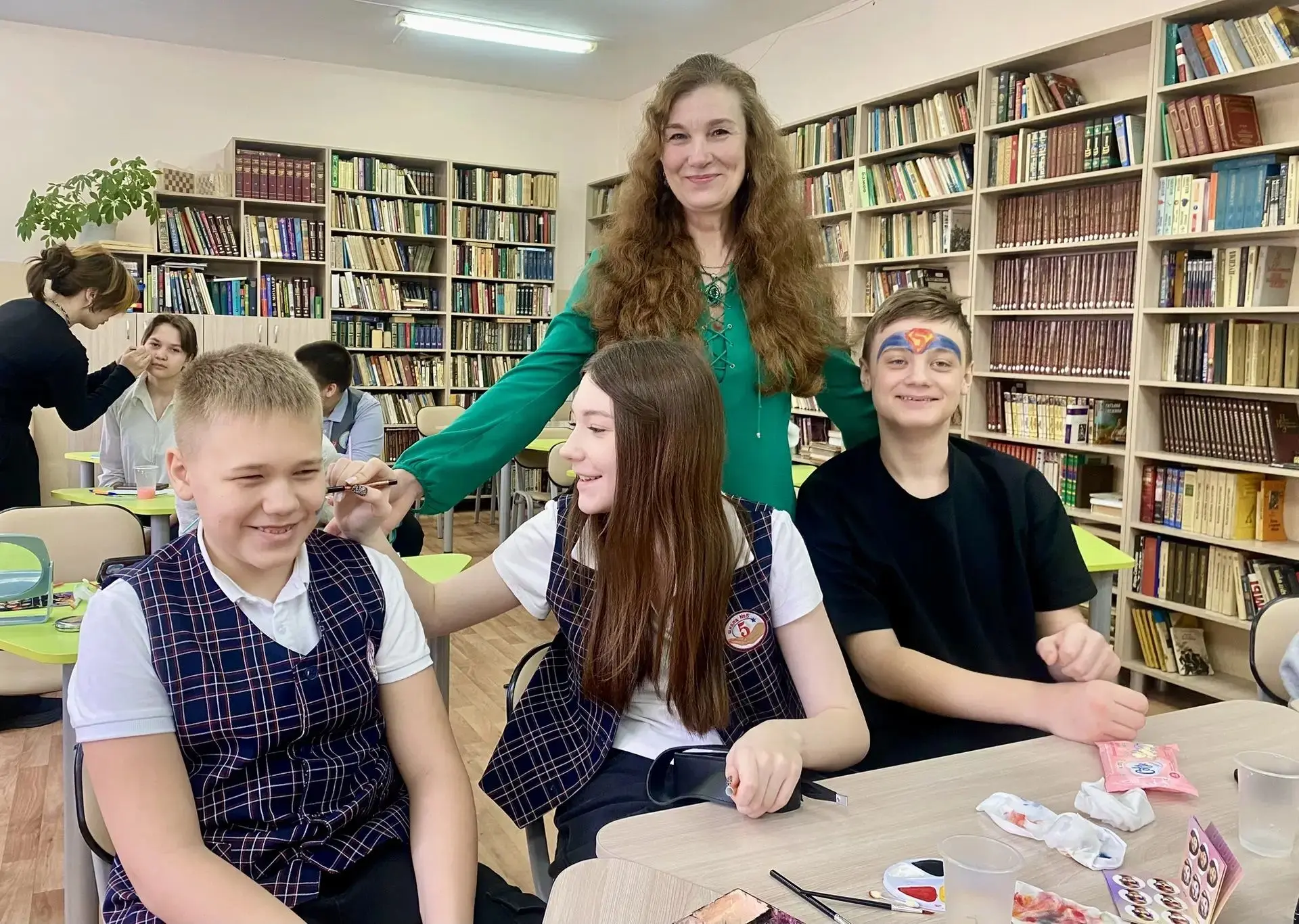 🎭Мастер-класс по театральному гриму посетили участники школьного театра «Талант»! 🎨🖌️В «Театральной 