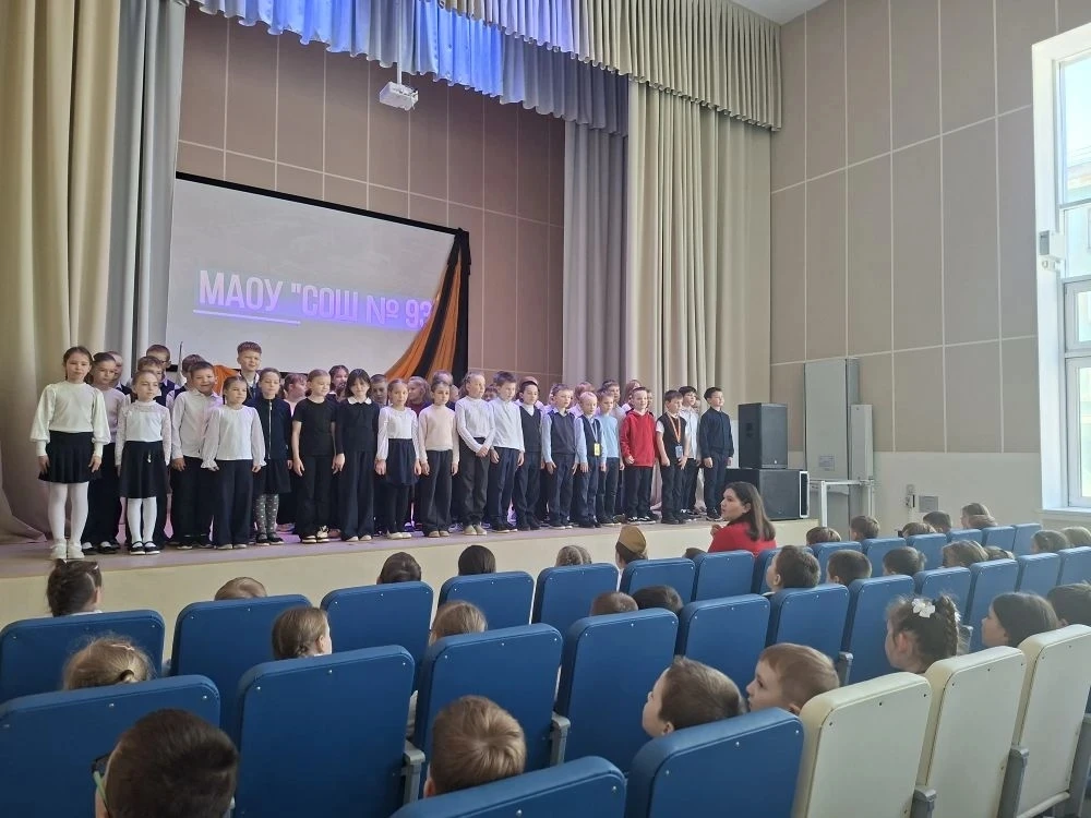 5 мая прошёл смотр литературно-музыкальных композиций, посвящённых 9 Мая. Участвовали 1–6 классы.  Б