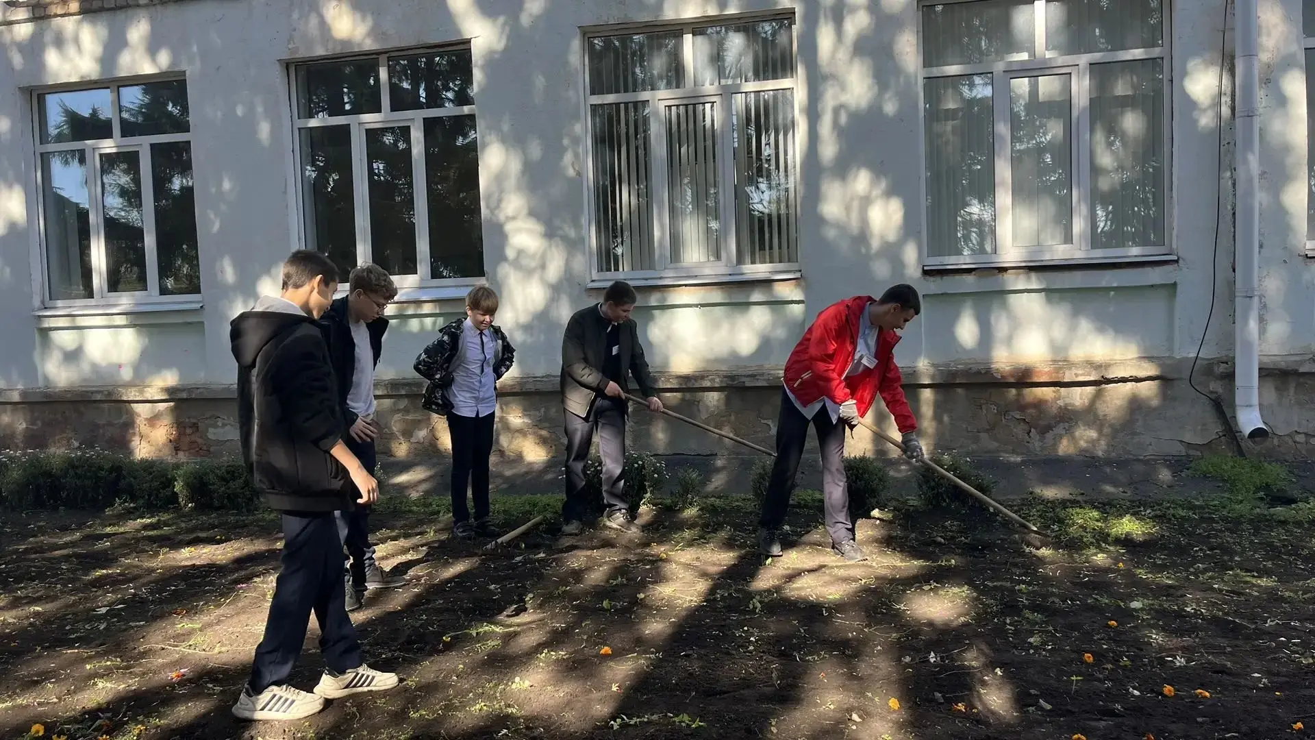 Субботник в нашей школе: вместе сделаем мир чище и красивее!