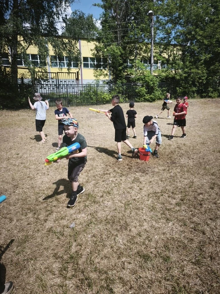 Лето, солнце и водные битвы! 💦

В нашем школьном лагере для ребят 1–5 классов сегодня было по-насто