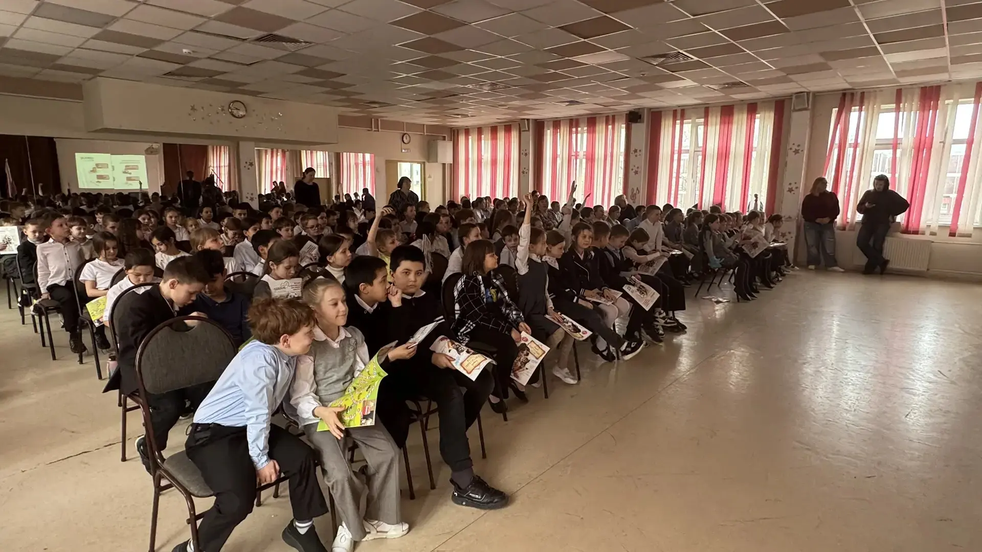 Знаем, чем угостить пушистого друга! 🐾  В нашей начальной школе прошёл необычный «Урок доброты и заб