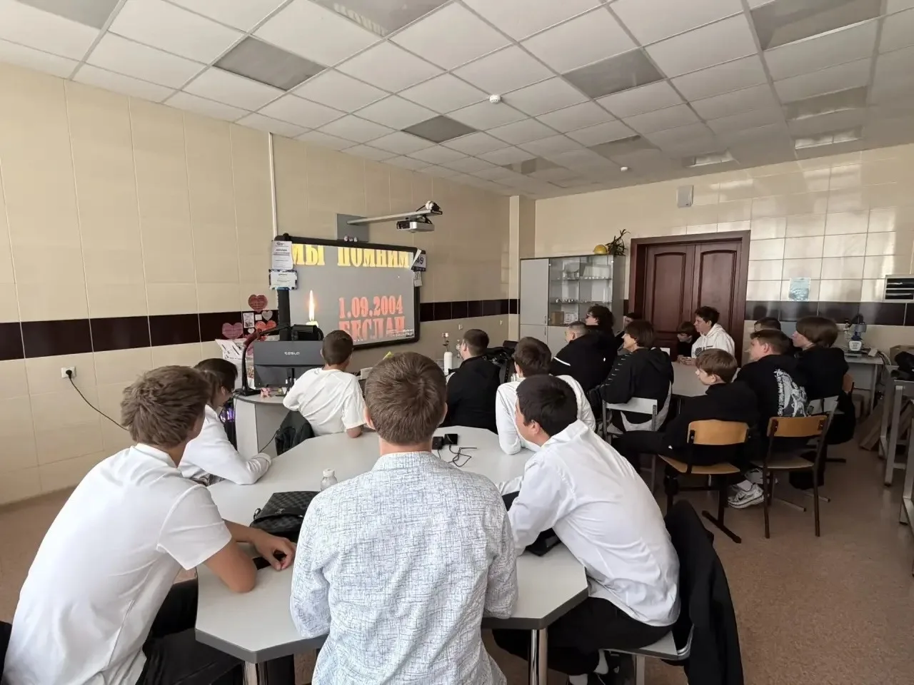 🕊️🕯️ ПОМНИМ, ЧТОБЫ ЖИТЬ: в НКПТ прошли классные часы, посвящённые Дню солидарности в ...