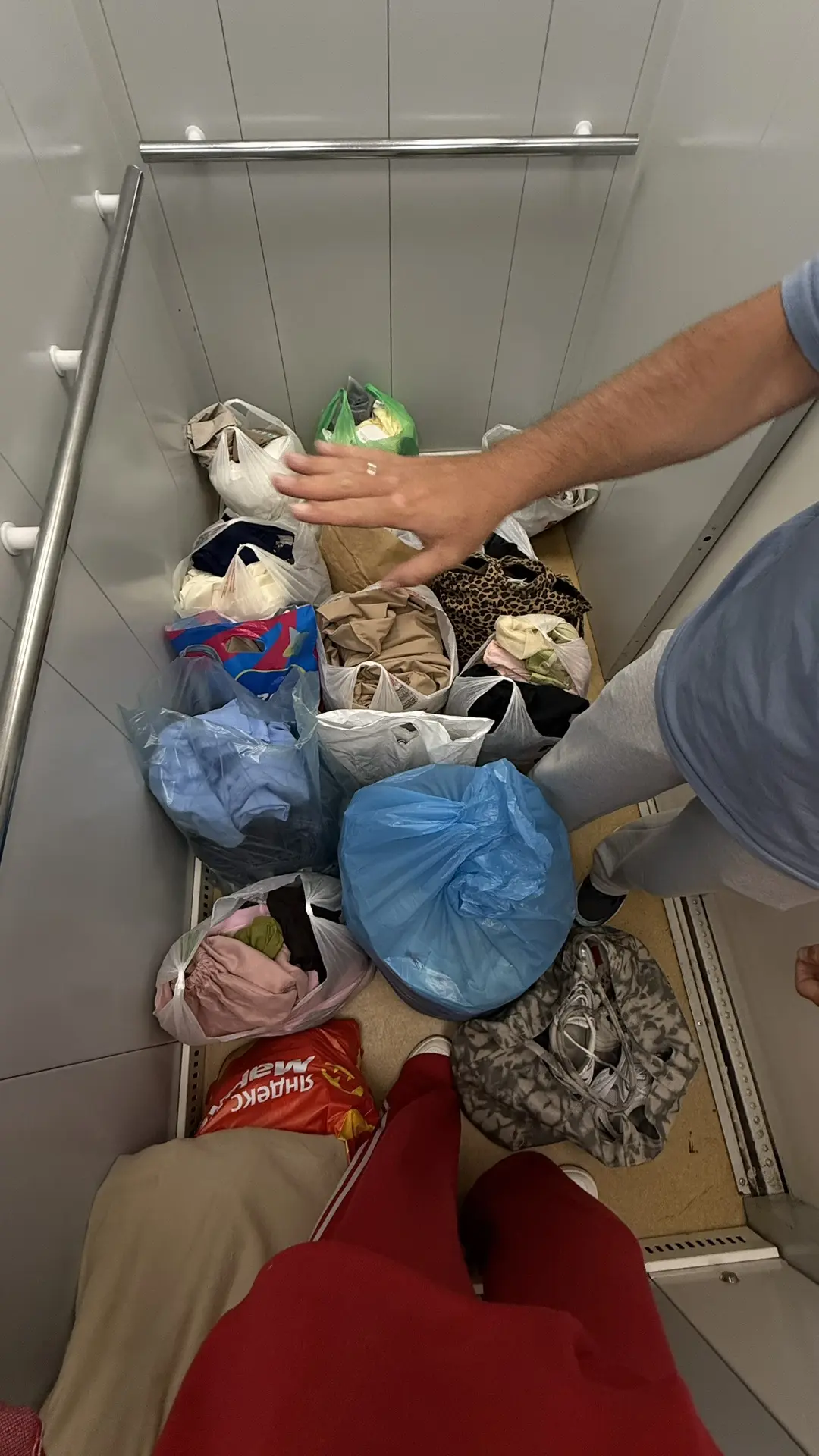 Решили немного перевезти вещей, что я за 2 месяца навезла в квартиру.