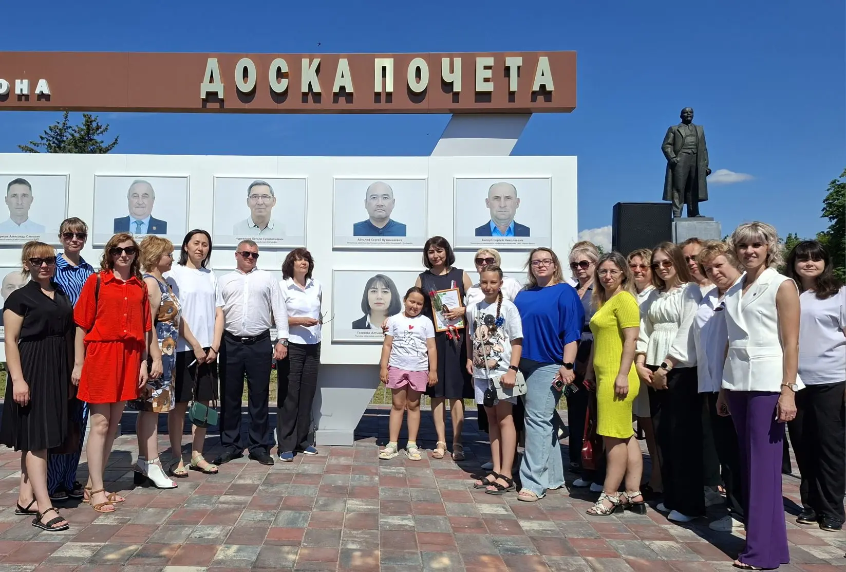 💐Поздравляем учителя начальных классов Лицея Алтынай Газизову с занесением на районную Доску почёта