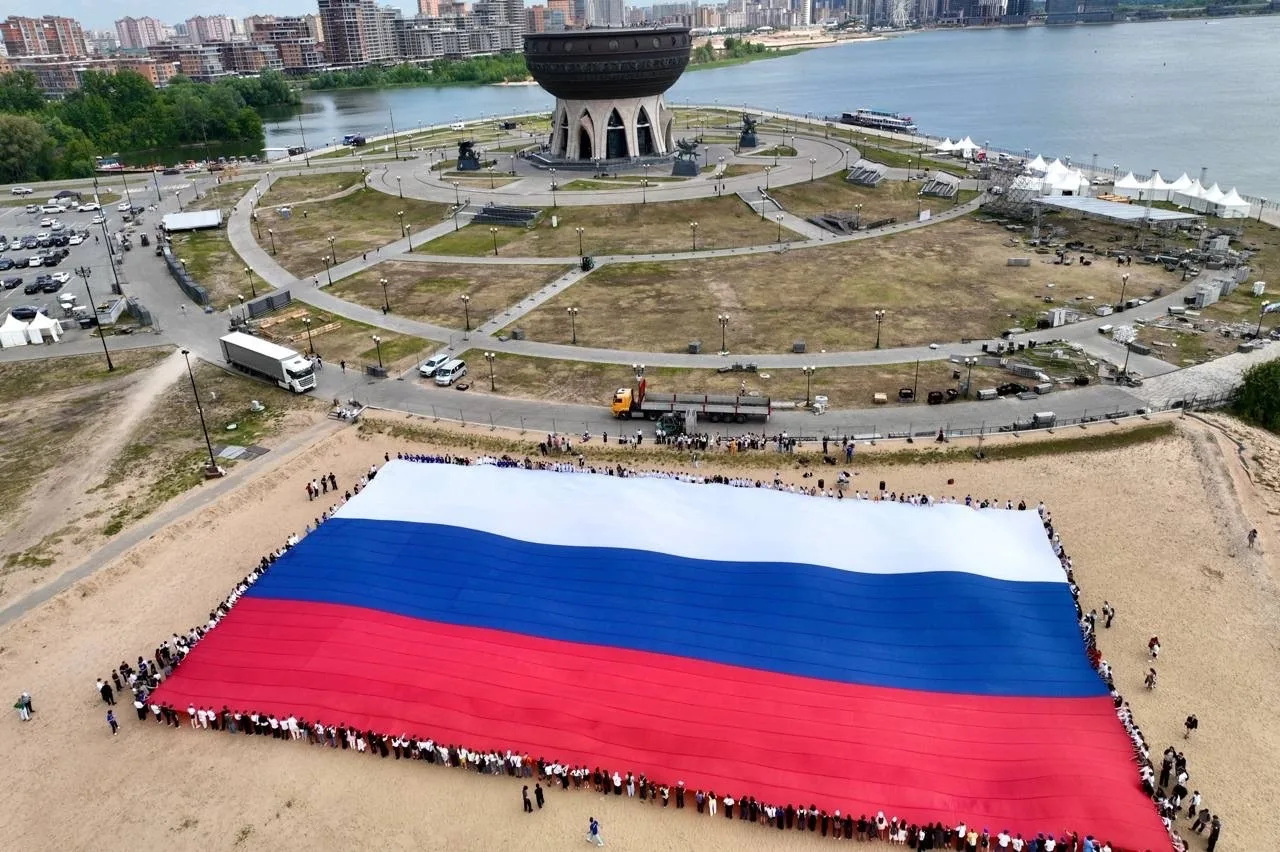 Более 400 человек развернули в Казани огромный флаг России🇷🇺

Акция прошла в преддверии Дня России