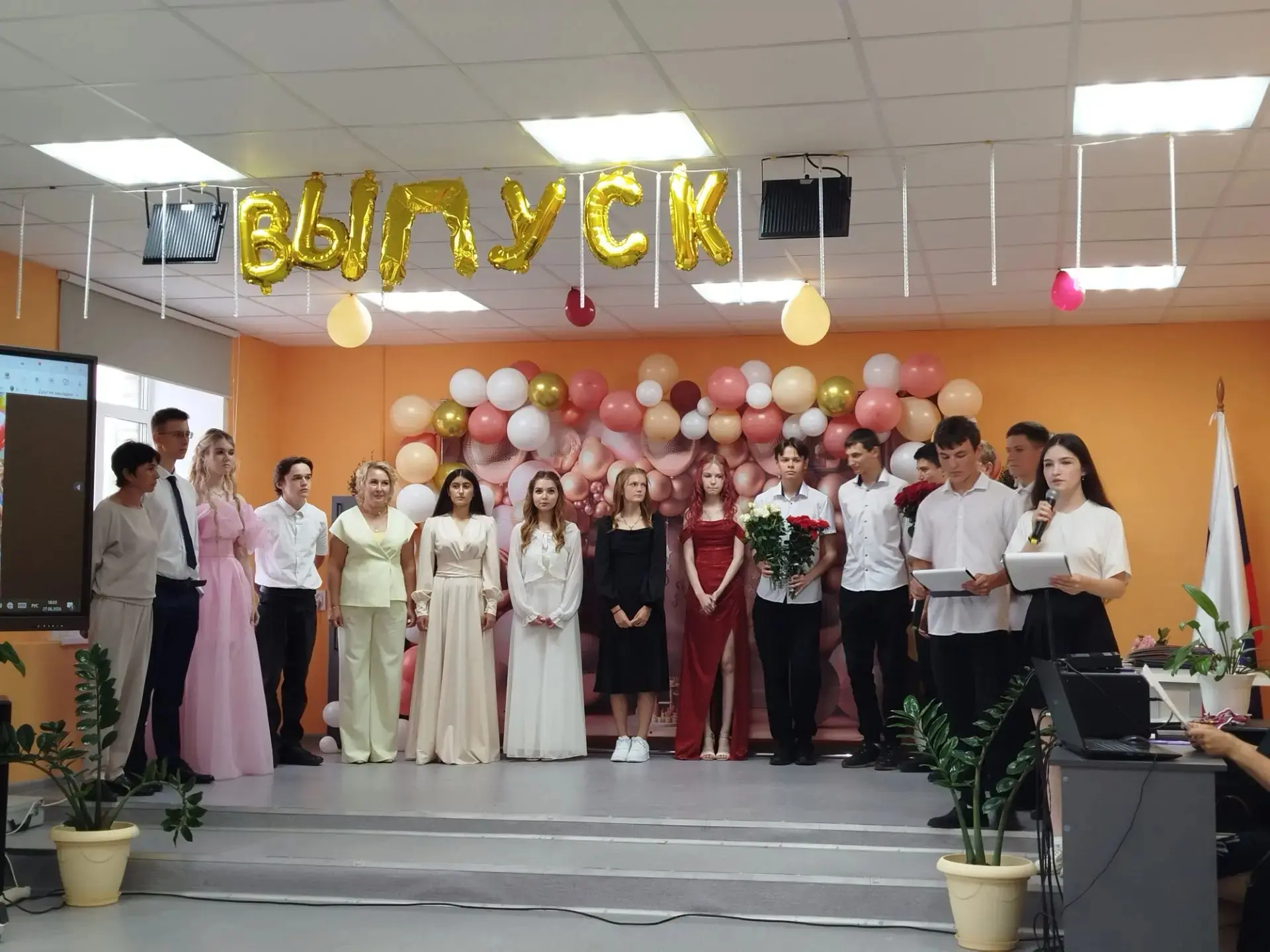 27 июня в нашей  школе прошёл выпускной вечер  для ребят 9 и 11 классов.

 🌹Выпускники и их близкие