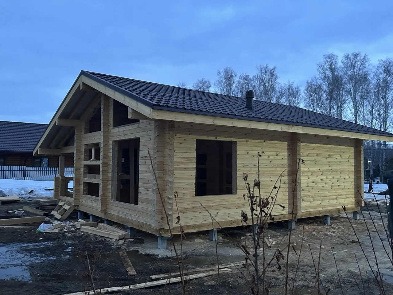 В поселке Калиновый закончили монтаж крыши дома из профилированного бруса.
Также, произвели монтаж о