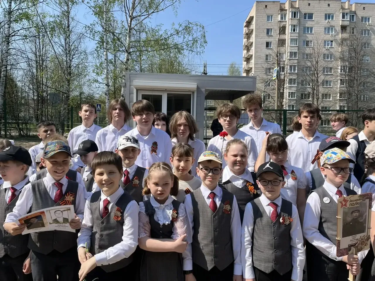🚩 Прямо сейчас в школе 8 мая прошли линейки, посвящённые Дню Победы.  Стихи, песни, минута молчания.