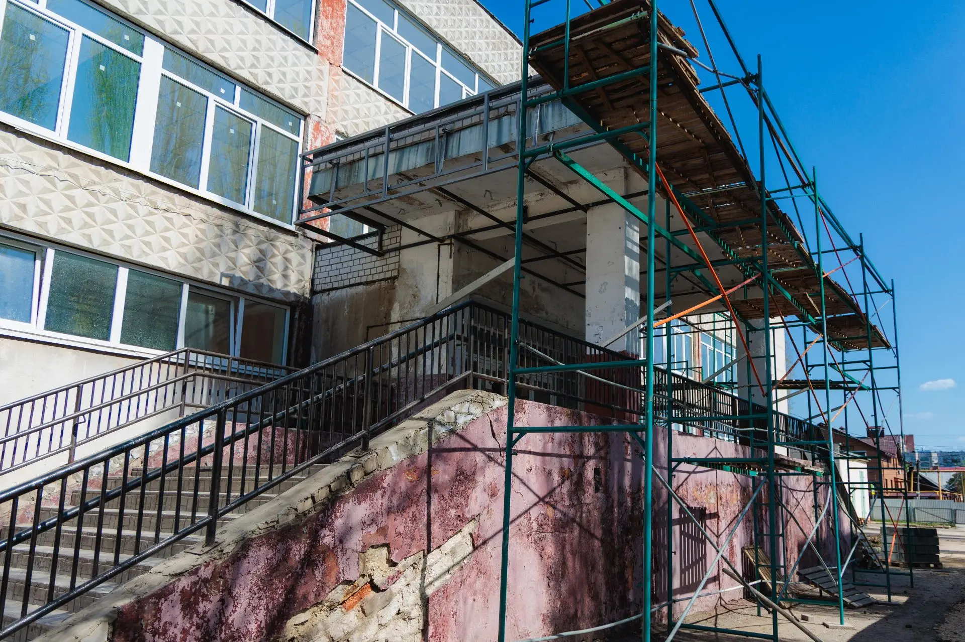 Было/Станет  🛠В корпусе для начальных классов школы № 51 продолжается капремонт. Здание планируют сд