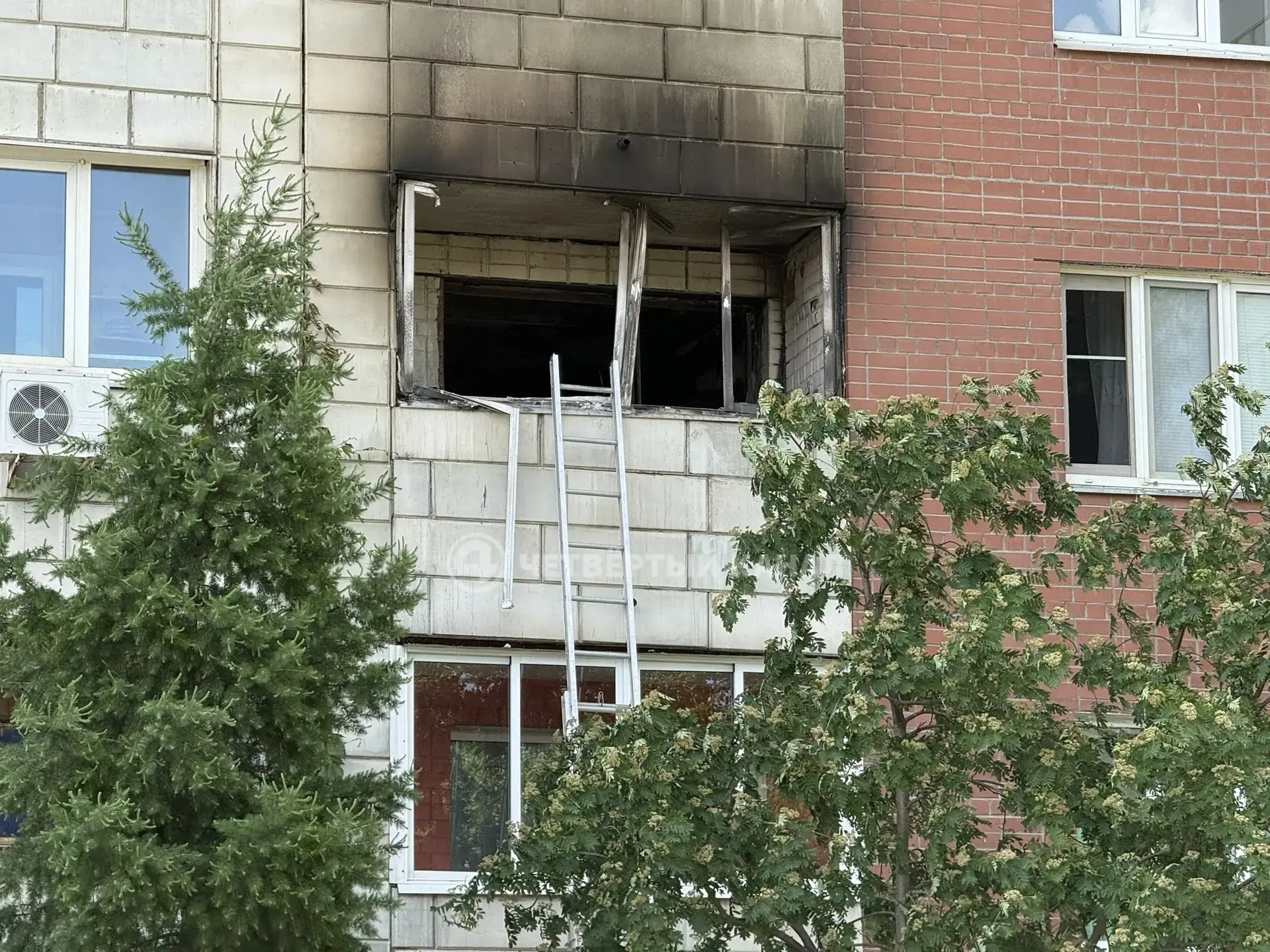 «Вероятно, залетел окурок на балкон»: уральцам негде жить после пожара в квартире