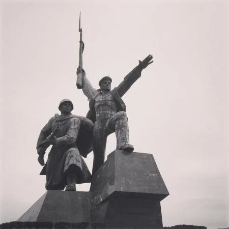 Почему война для Севастополя началась иначе?

Для большинства городов СССР война началась в 4 утра 2