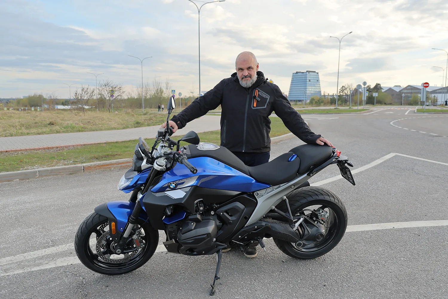 Баварский родстер BMW R 1300 R отличается от предыдущей версии дополнительными пятьюдес...