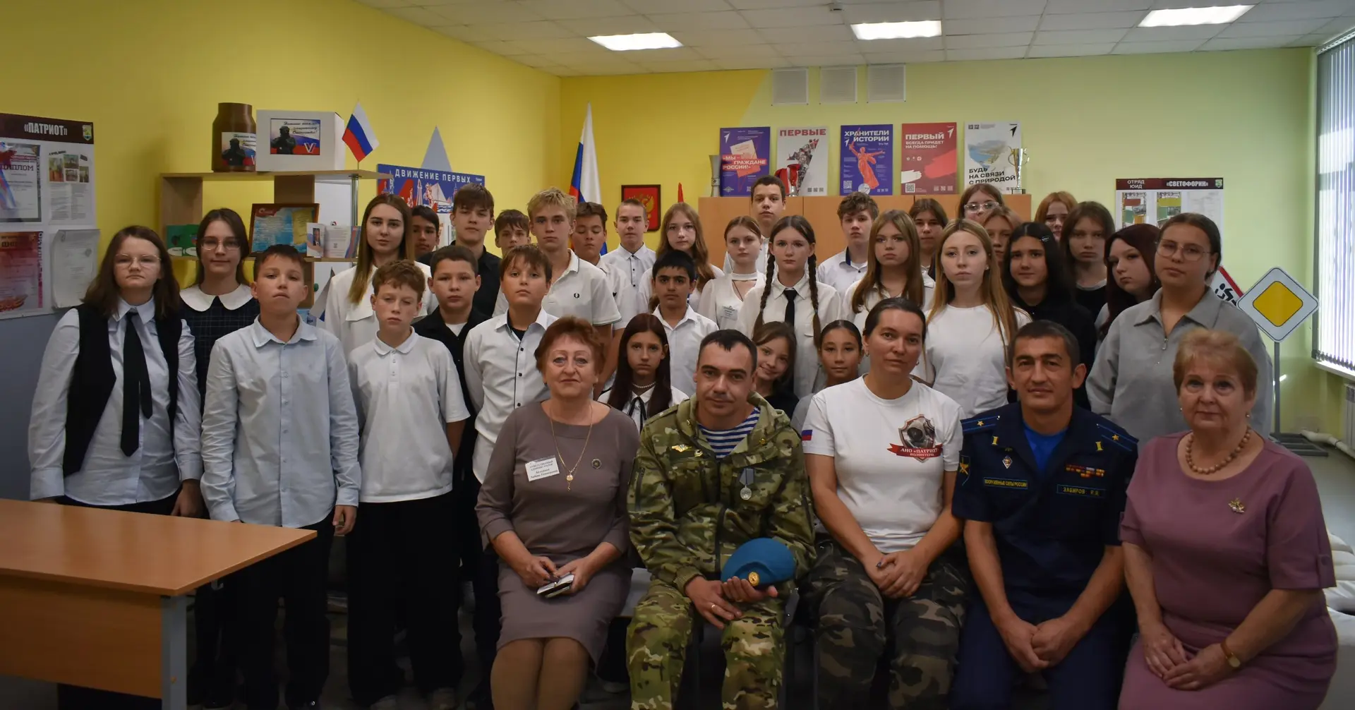 🇷🇺 «Нет другой Родины, кроме России»: Урок мужества в школе № 9