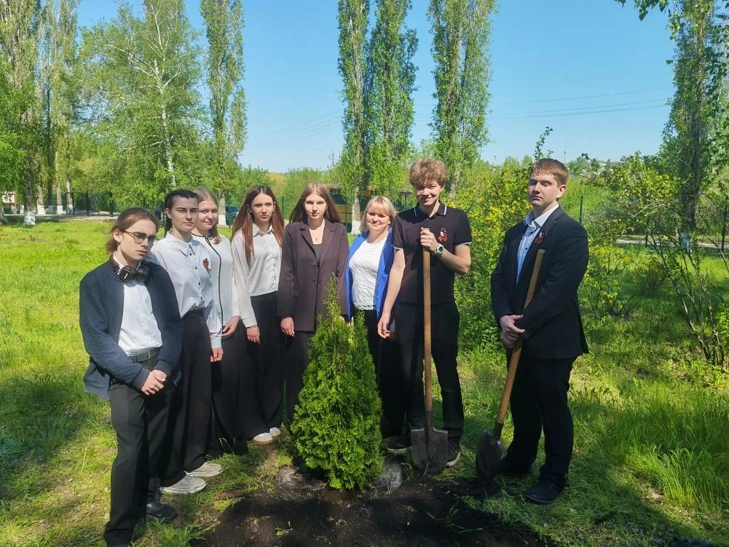 🌳 Аллея выпускников: новая традиция с душой! 🌳✨

Наши школьники с радостью высадили первые деревья